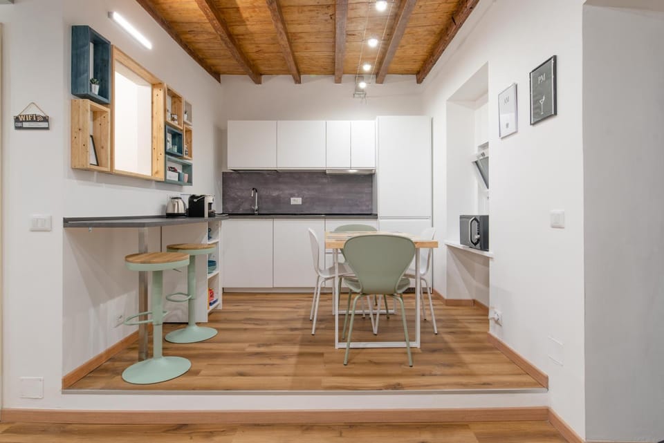 Kitchen or kitchenette, Dining area