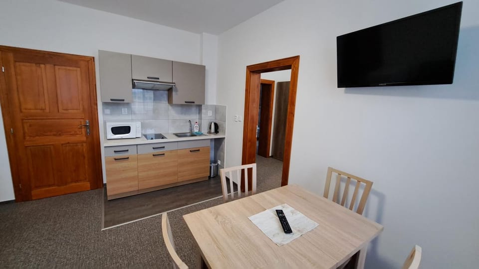 Kitchen or kitchenette, Dining area