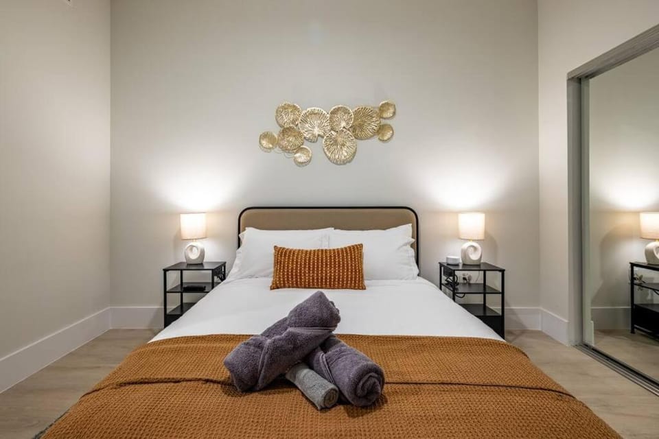 Bed, Photo of the whole room, Bedroom, towels