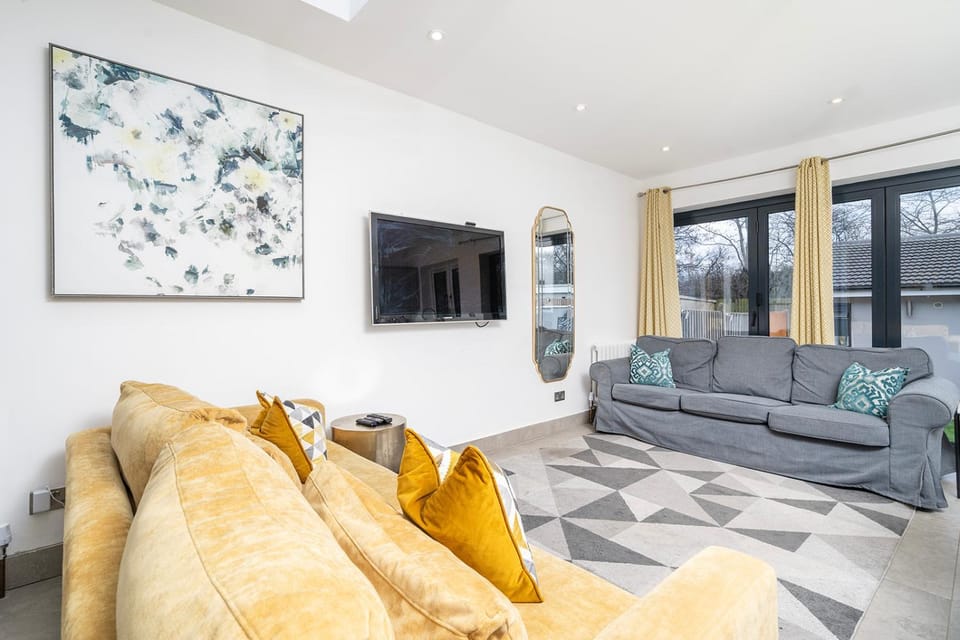 Large 4 bedroom house with parking available Apartment in London