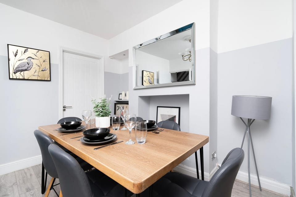 Large 4 bedroom house with parking available Apartment in London