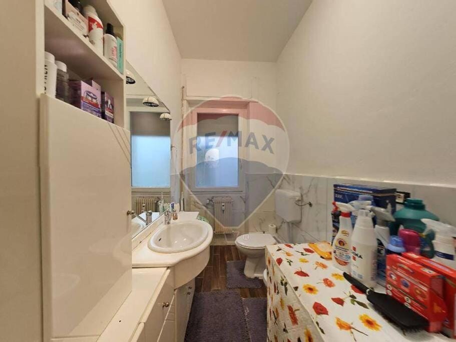 Bathroom, towels, washing machine