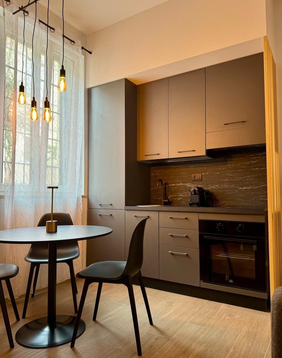 Kitchen or kitchenette, Dining area, stove