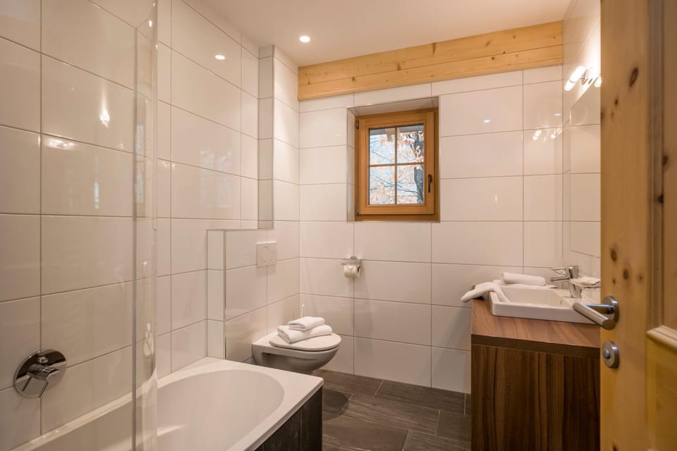 Shower, Toilet, Bathroom, Bath, towels