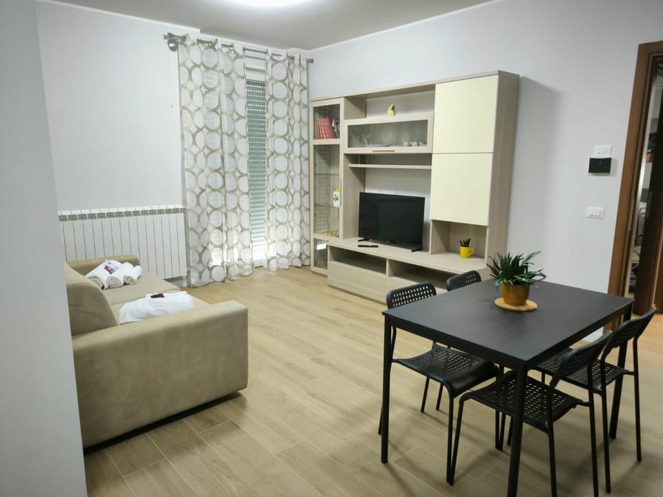 TV and multimedia, Living room, Seating area, Dining area