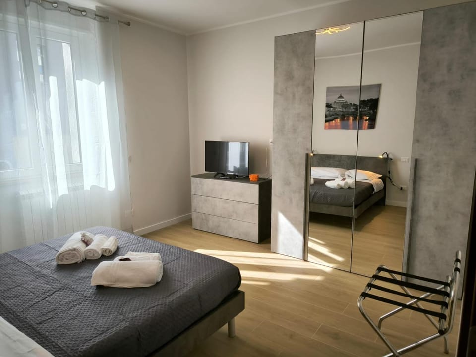 Bed, TV and multimedia, Bedroom, wardrobe