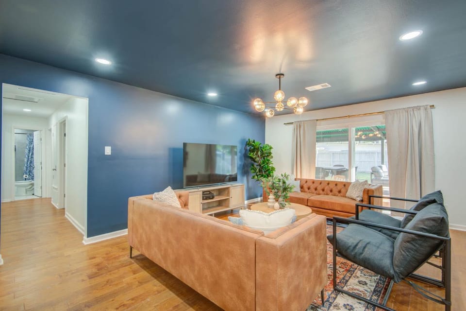 4-BD Mid-Modern Century with Firepit & Playground House in Harris County