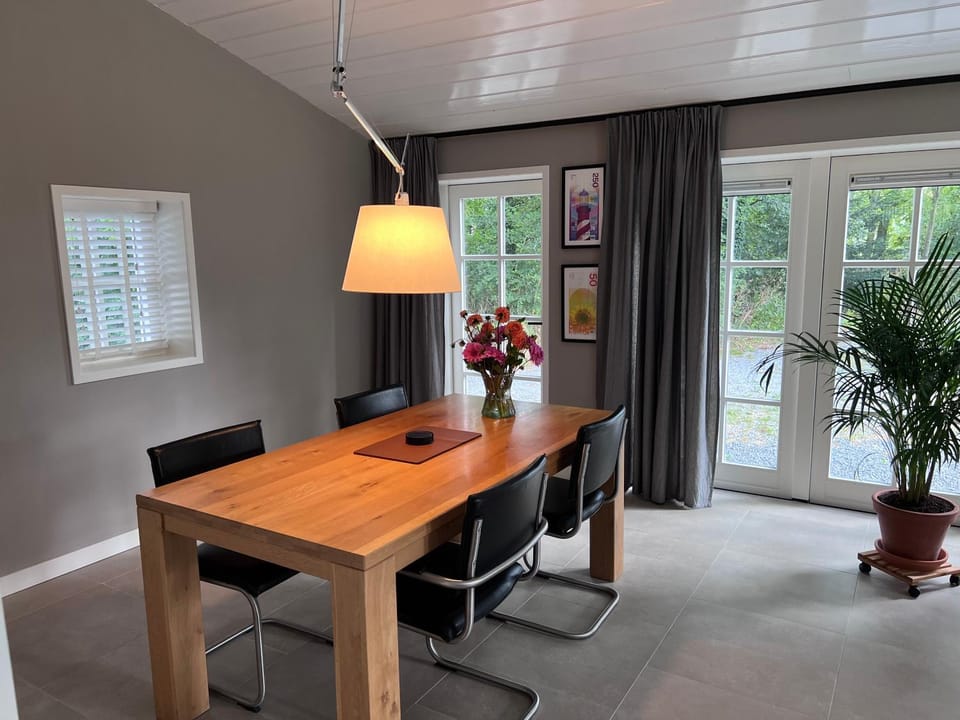 Dining area, Food