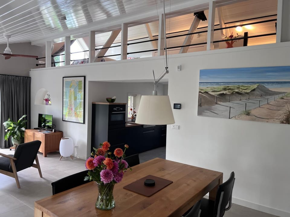 Property building, Dining area, Food, Lunch
