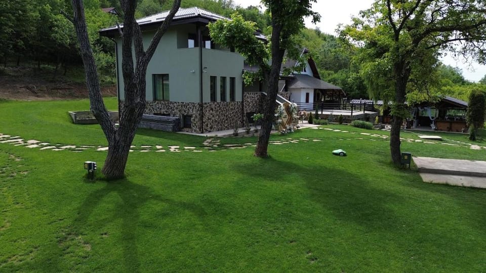 Property building, Spring, Day, Natural landscape, Garden, Garden, Garden view