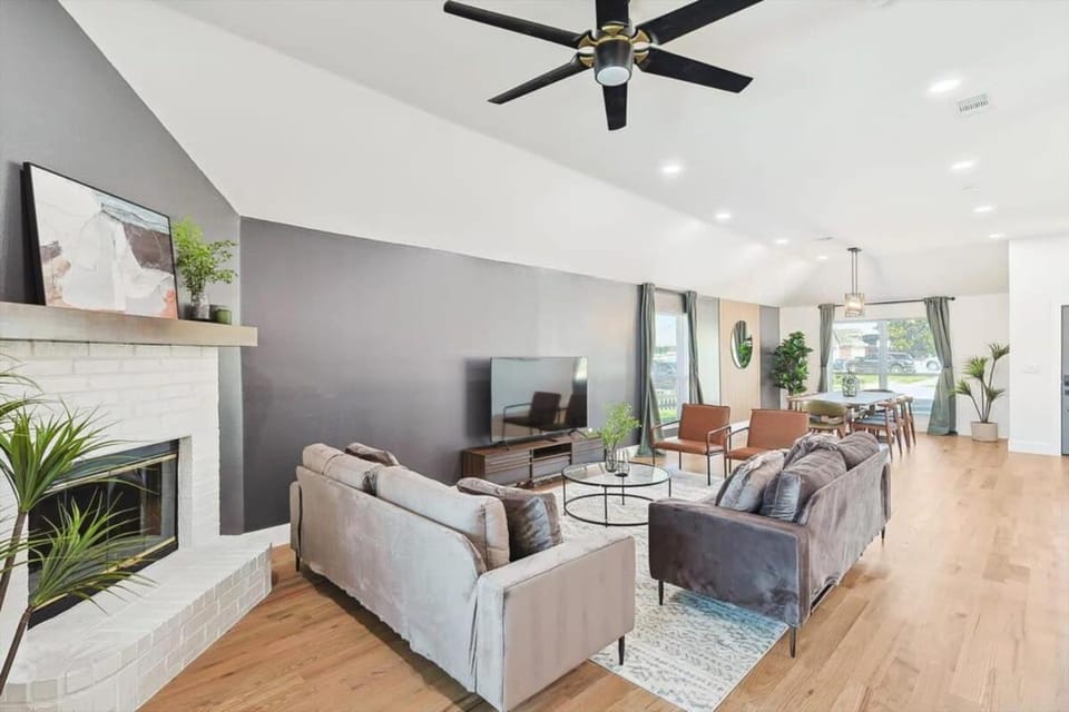 Paradise Modern Home Pool & Hot Tub for over 30 Nights House in Waxahachie