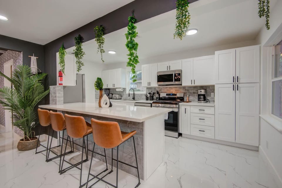 Spring Branch Getaway Feat 5BD Pool Hot tub House in Houston