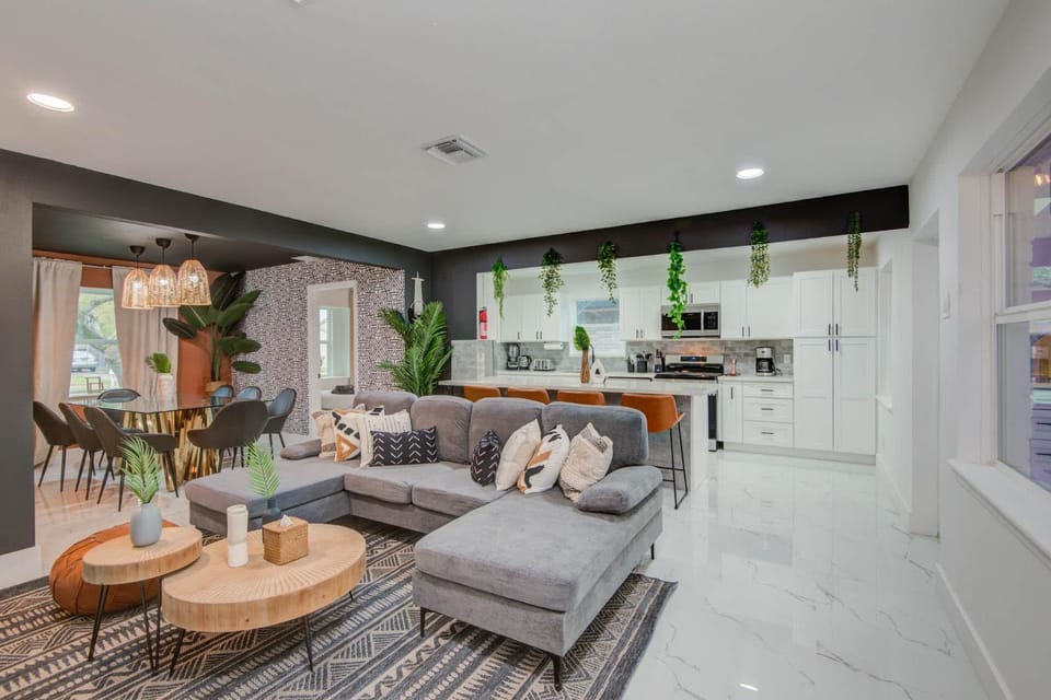Spring Branch Getaway Feat 5BD Pool Hot tub House in Houston