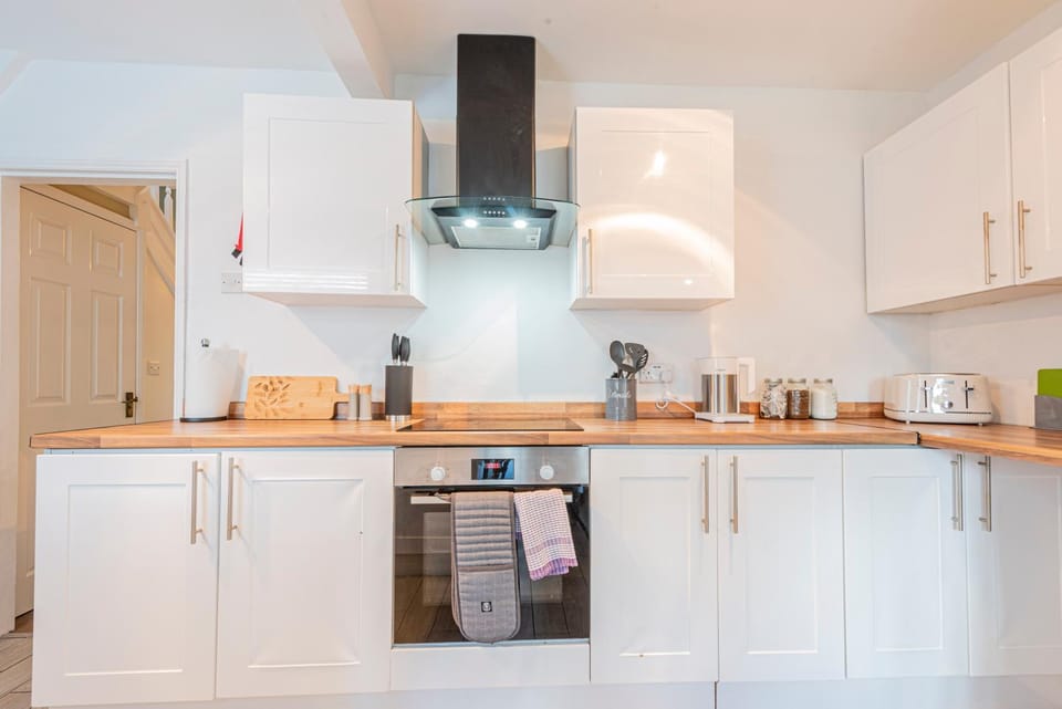 Coffee/tea facilities, oven, stove, toaster, kitchen