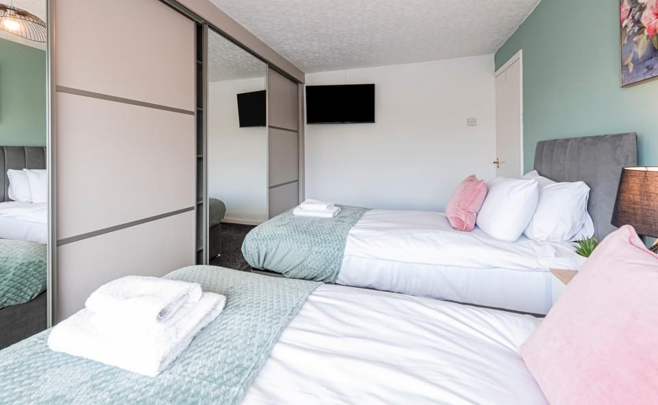 Bed, TV and multimedia, Bedroom, towels, wardrobe