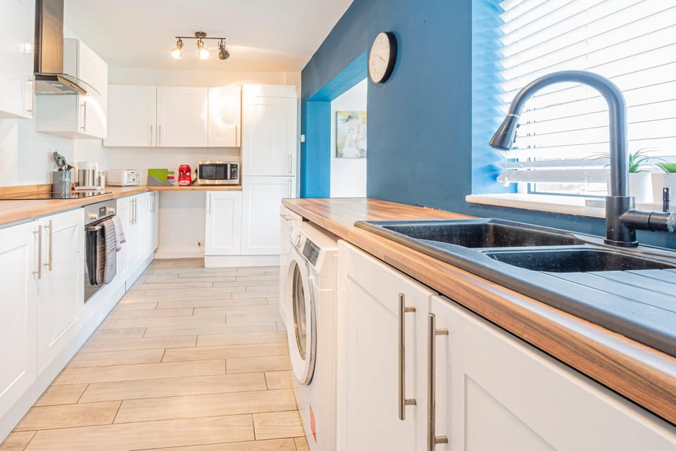 Coffee/tea facilities, microwave, oven, stove, toaster, washing machine, kitchen