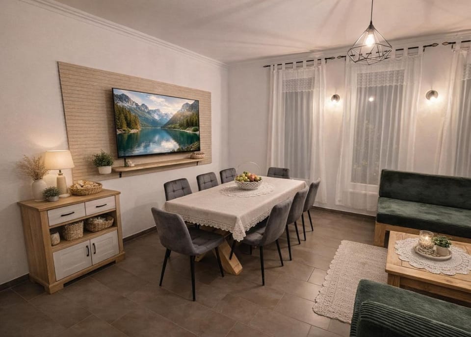 TV and multimedia, Living room, Seating area, Dining area
