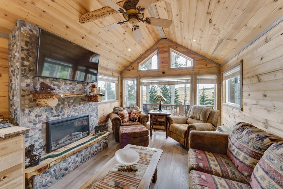 Mountain Views: Cabin in Fort Garland Near Hiking Cabin in Colorado