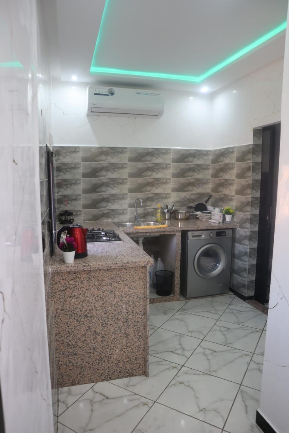Kitchen or kitchenette, washing machine, air conditioner
