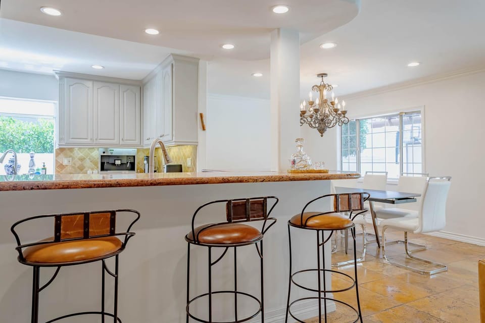 Kitchen or kitchenette, Dining area, minibar