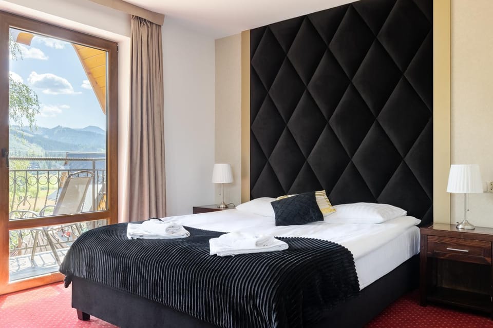 Bed, Photo of the whole room, Bedroom, towels