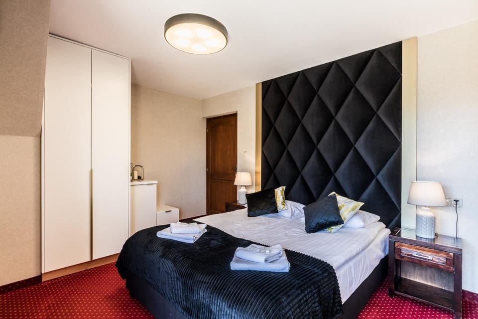 Bed, Living room, Photo of the whole room, Seating area, Bedroom, towels, wardrobe