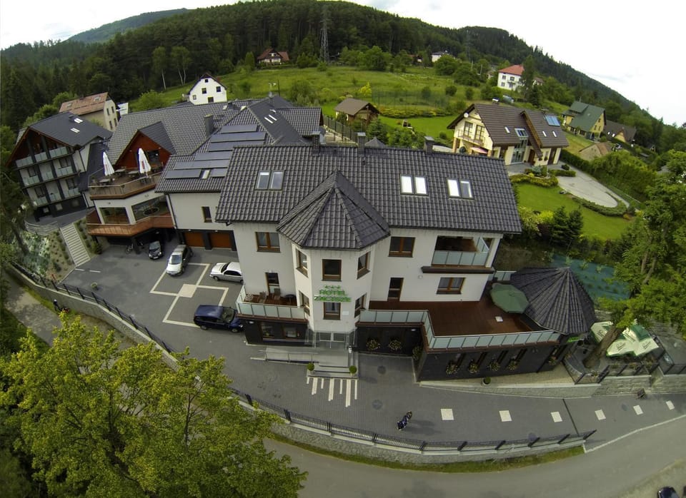 Facade/entrance, Bird's eye view