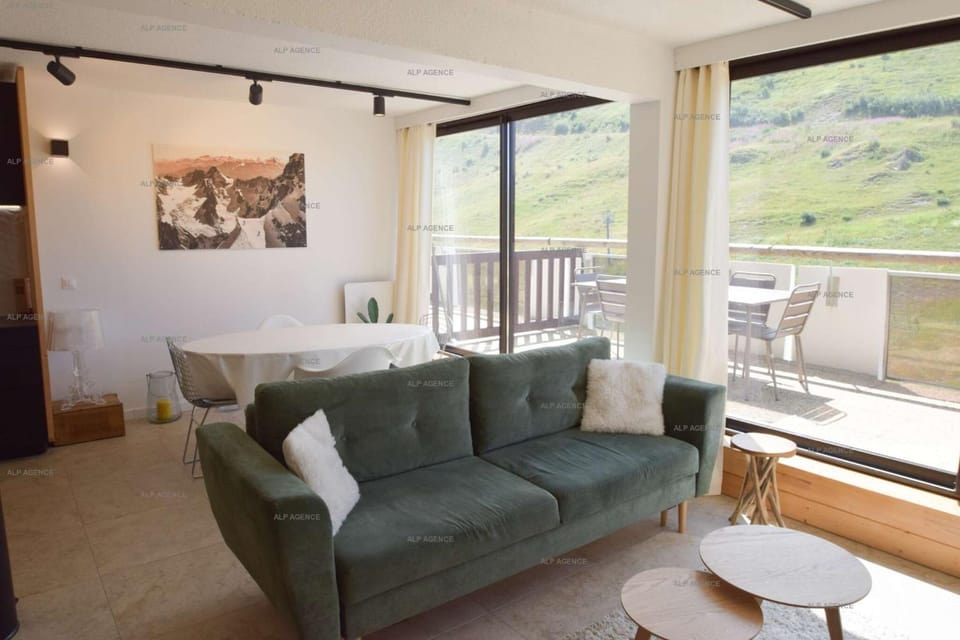 Bed, Living room, Bedroom, fireplace, furniture