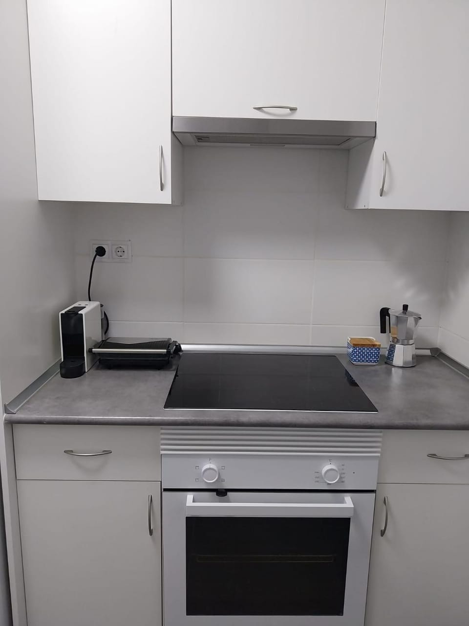 Coffee/tea facilities, oven, stove, toaster