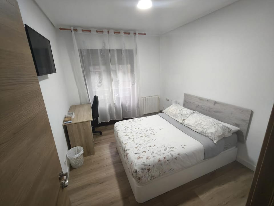 TV and multimedia, Photo of the whole room, Seating area, Bedroom, heating