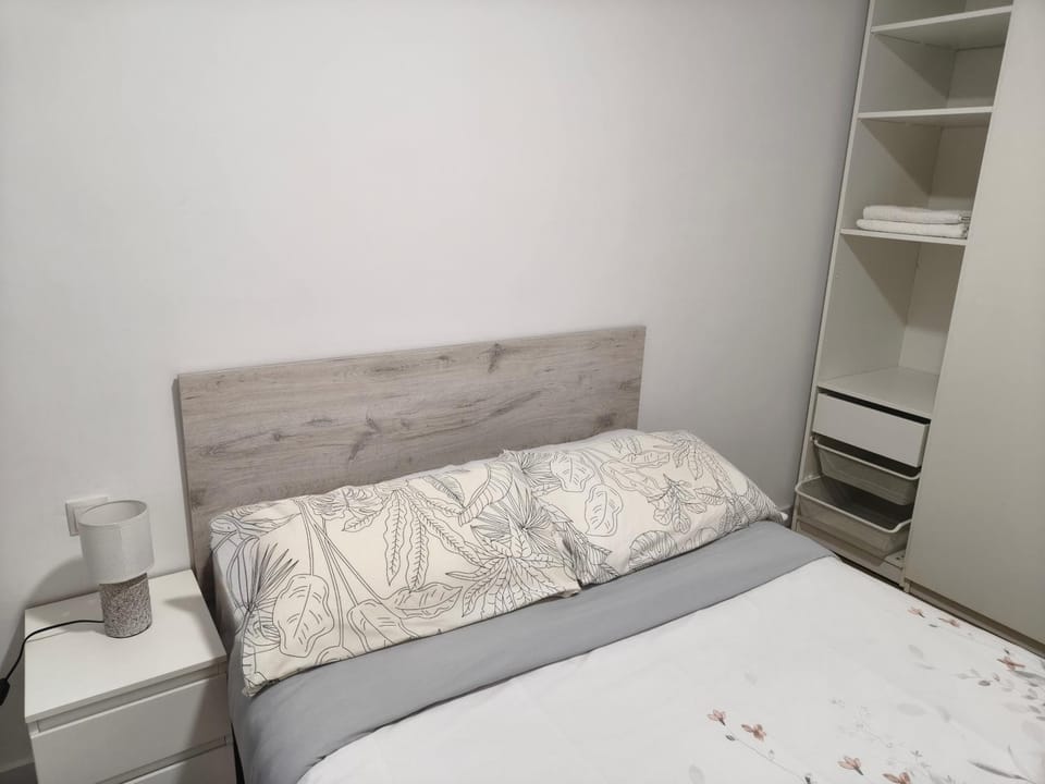 Bed, TV and multimedia, Bedroom, wardrobe