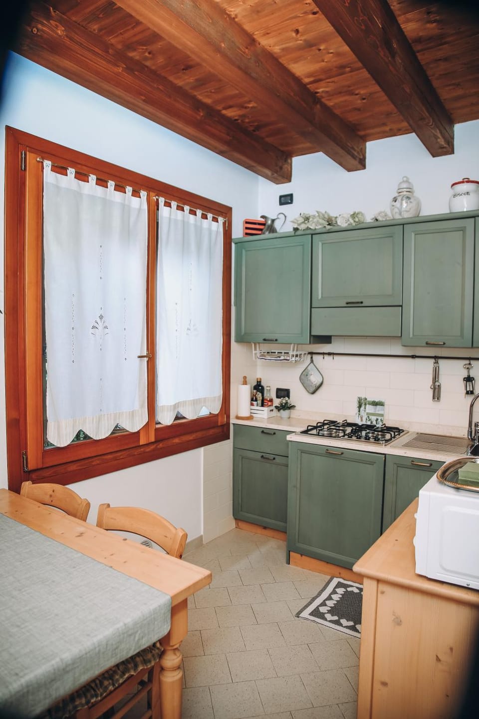 Kitchen or kitchenette, Dining area, stove