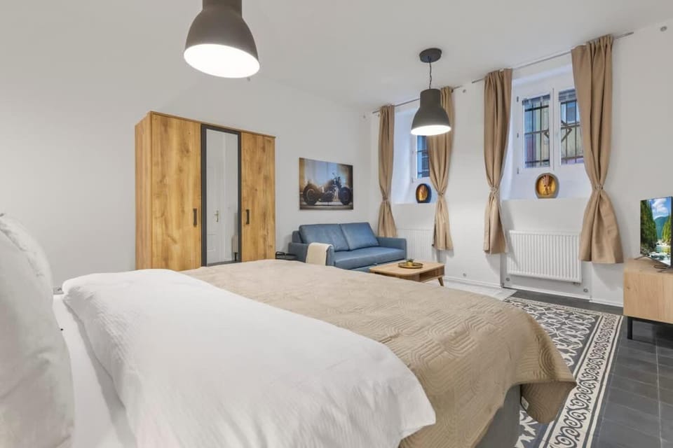 Bed, TV and multimedia, Photo of the whole room, Bedroom