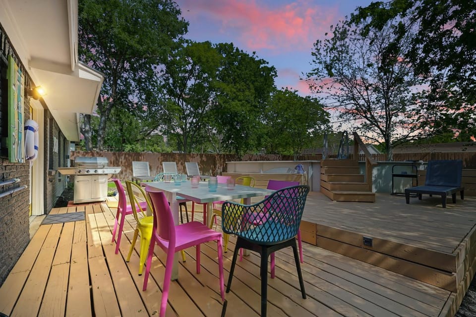 5BD,2BA Cheerful Retreat with Backyard House in Dallas