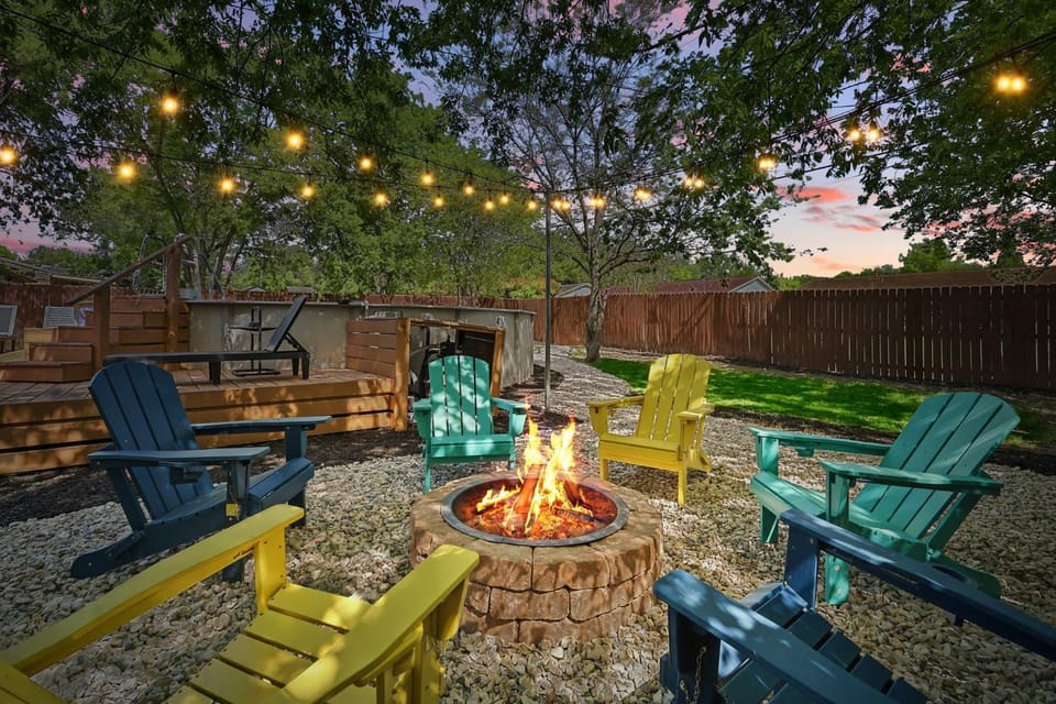5BD,2BA Cheerful Retreat with Backyard House in Dallas