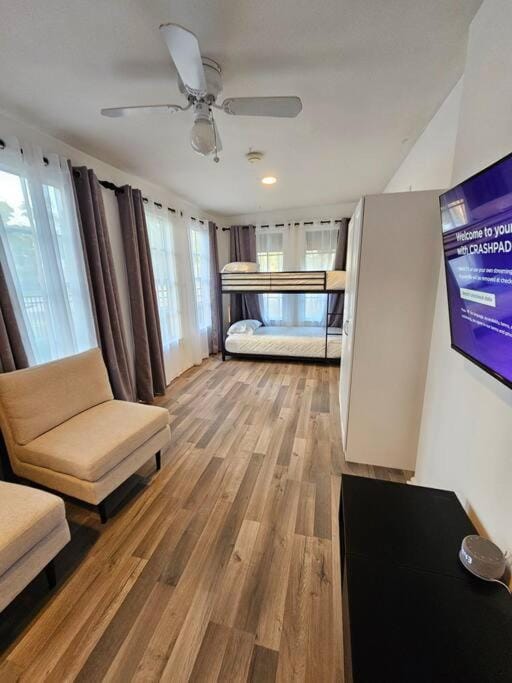 Bed, TV and multimedia, Photo of the whole room, Seating area, Bedroom
