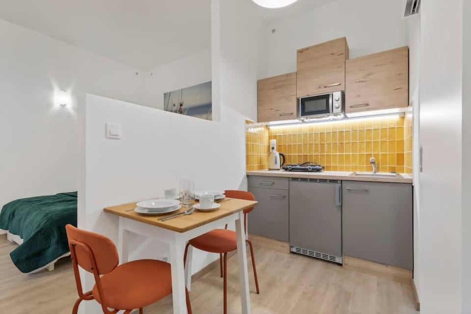 Kitchen or kitchenette, Dining area, stove