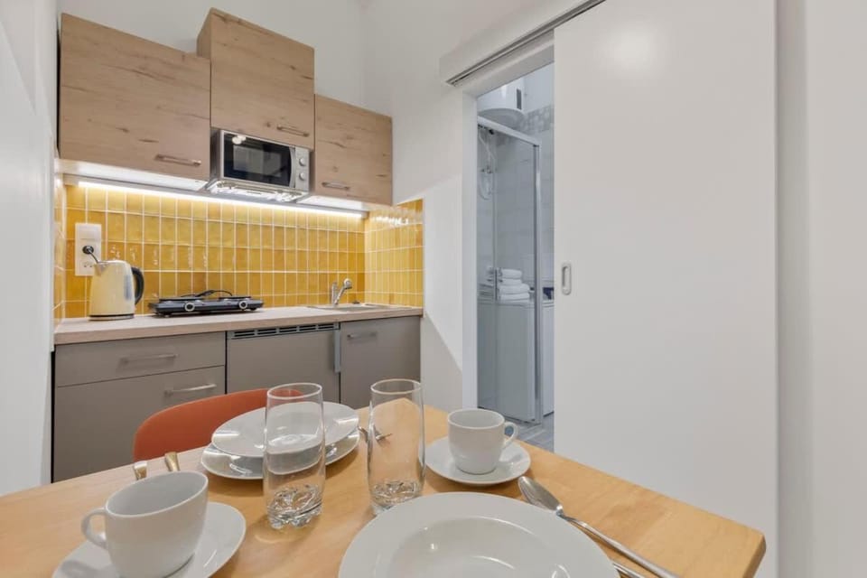Kitchen or kitchenette, Dining area
