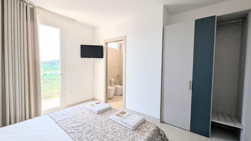 Bed, TV and multimedia, View (from property/room), Photo of the whole room, Bedroom, towels, wardrobe