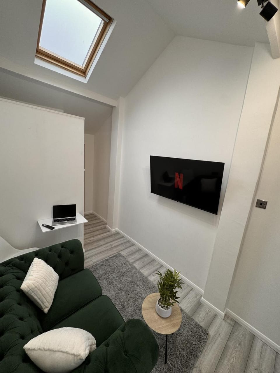 Communal lounge/ TV room, TV and multimedia, Living room, Seating area, Evening entertainment