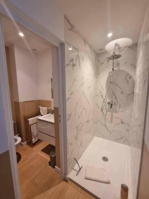 White cozy maxi studio Apartment in Calais