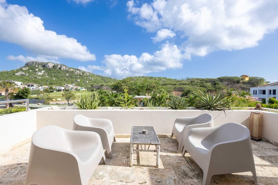 Seabreeze Retreat Stylish Blue Bay Residence Apartment in Sint Michiel