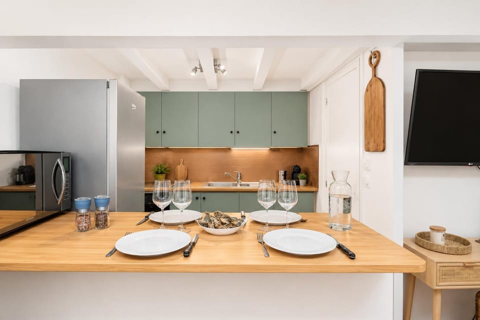 Coffee/tea facilities, Dining area, microwave, kitchen