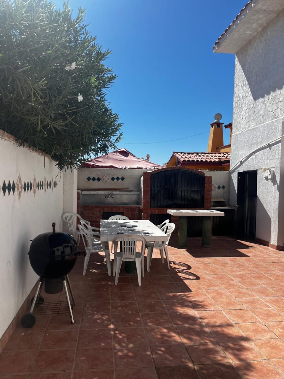 Patio, Day, Dining area
