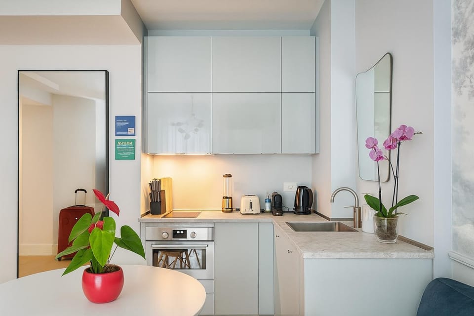 Coffee/tea facilities, Kitchen or kitchenette, Dining area, minibar, oven, stove, toaster