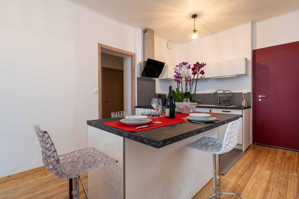 Kitchen or kitchenette, Dining area, stove