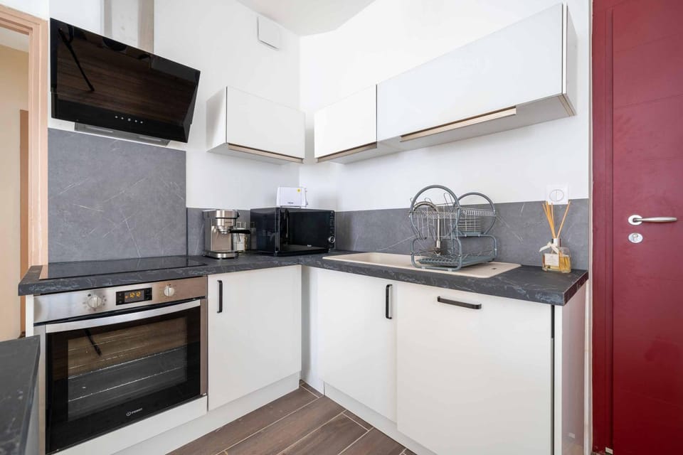 Coffee/tea facilities, Kitchen or kitchenette, dishwasher, oven, stove, toaster