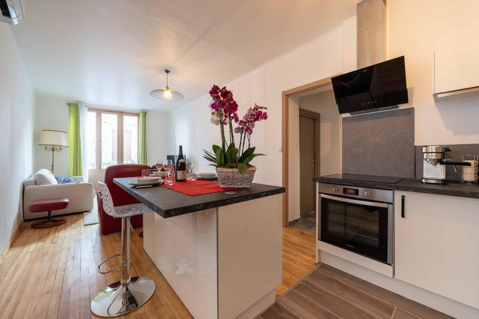 TV and multimedia, Kitchen or kitchenette, Living room, Seating area, Dining area, dishwasher, oven, stove