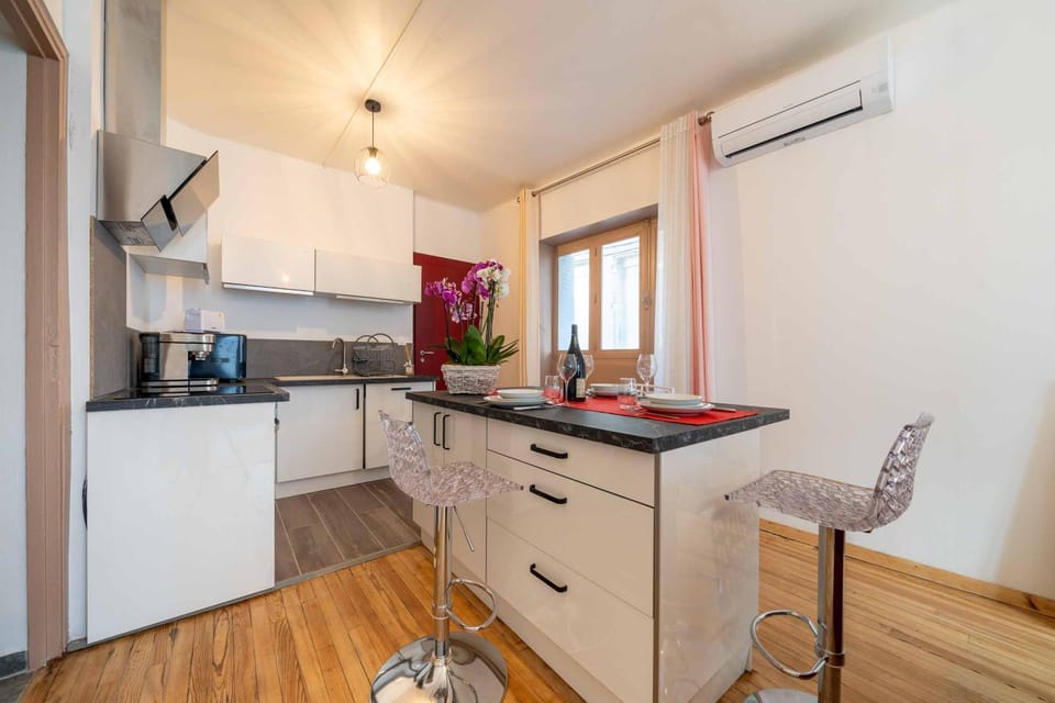 Kitchen or kitchenette, Dining area, oven, stove