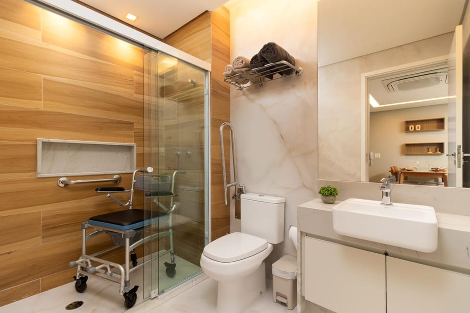 Shower, Toilet, Bathroom, towels, acessibility